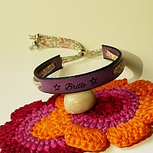 Bracelet Florâme gravé 'Brille' au ruban liberty pastel sur cuir violine