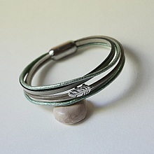 Bracelet multi-cuirs tons beige vert pâle nacré décor petite plume