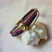 Bracelet multi-liens cuirs tons pêches et mauves décor coquillage doré