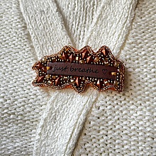 Broche en perles cuivrées à message en cuir gravé 'Just breathe'
