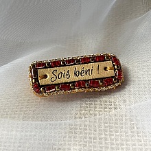 Broche à message en cuir gravé 'sois béni' en perles rouges et dorées 